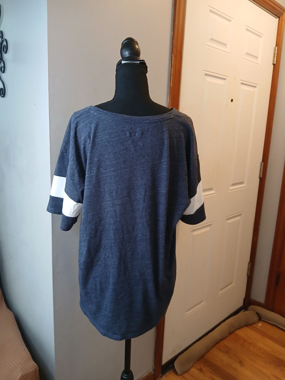 Fabletics Navy V-Neck Chicago Bears Logo Tee with Orange Bear Graphic Women's XL - Picture 6 of 7